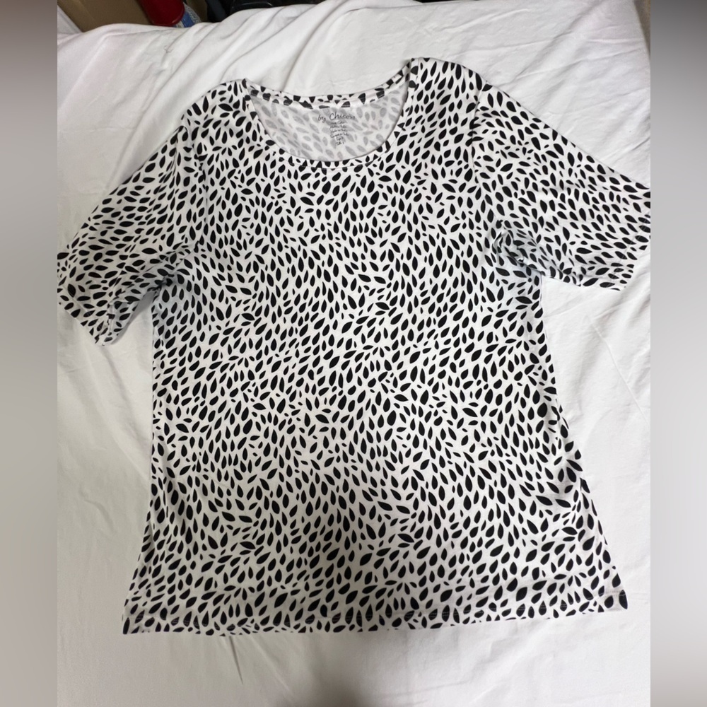 CHICO’S SHORT SLEEVE EVERYDAY TEE. PATTERNED TOP OF BLACK & WHITE. SIZE 3